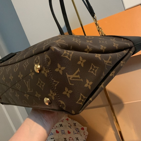 ❌SOLD❌2015 authentic Louis Vuitton Pallas black leather and monogram shoulder - Picture 12 of 17